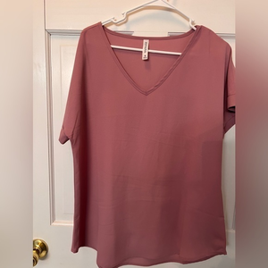 Zenana Silky V-neck Short‎ sleeve pink blouse. Women’s medium fits like a large